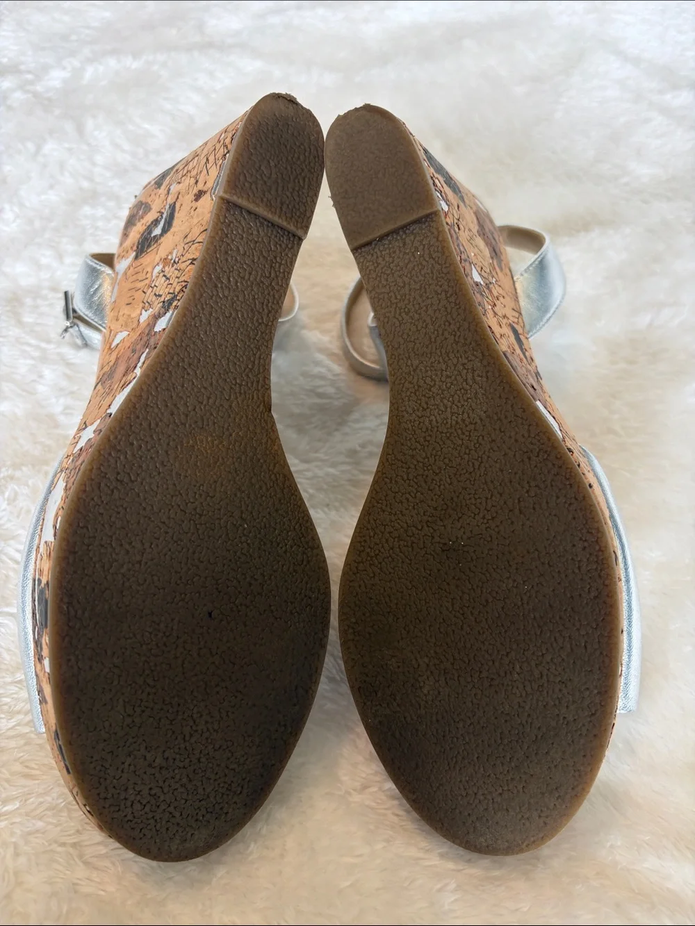 Karl Lagerfeld Carin Wedge Sandal In Silver Leather | Size 8M